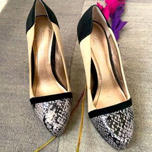 🌟⚡️BCBG suede and animal print pumps